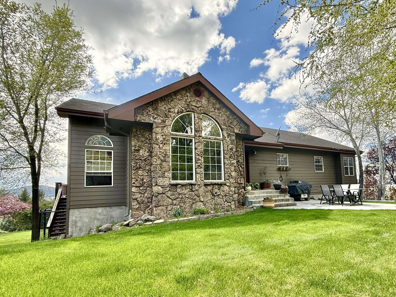 26.8 Acres of Land with Home for Sale in Klamath Falls, Oregon