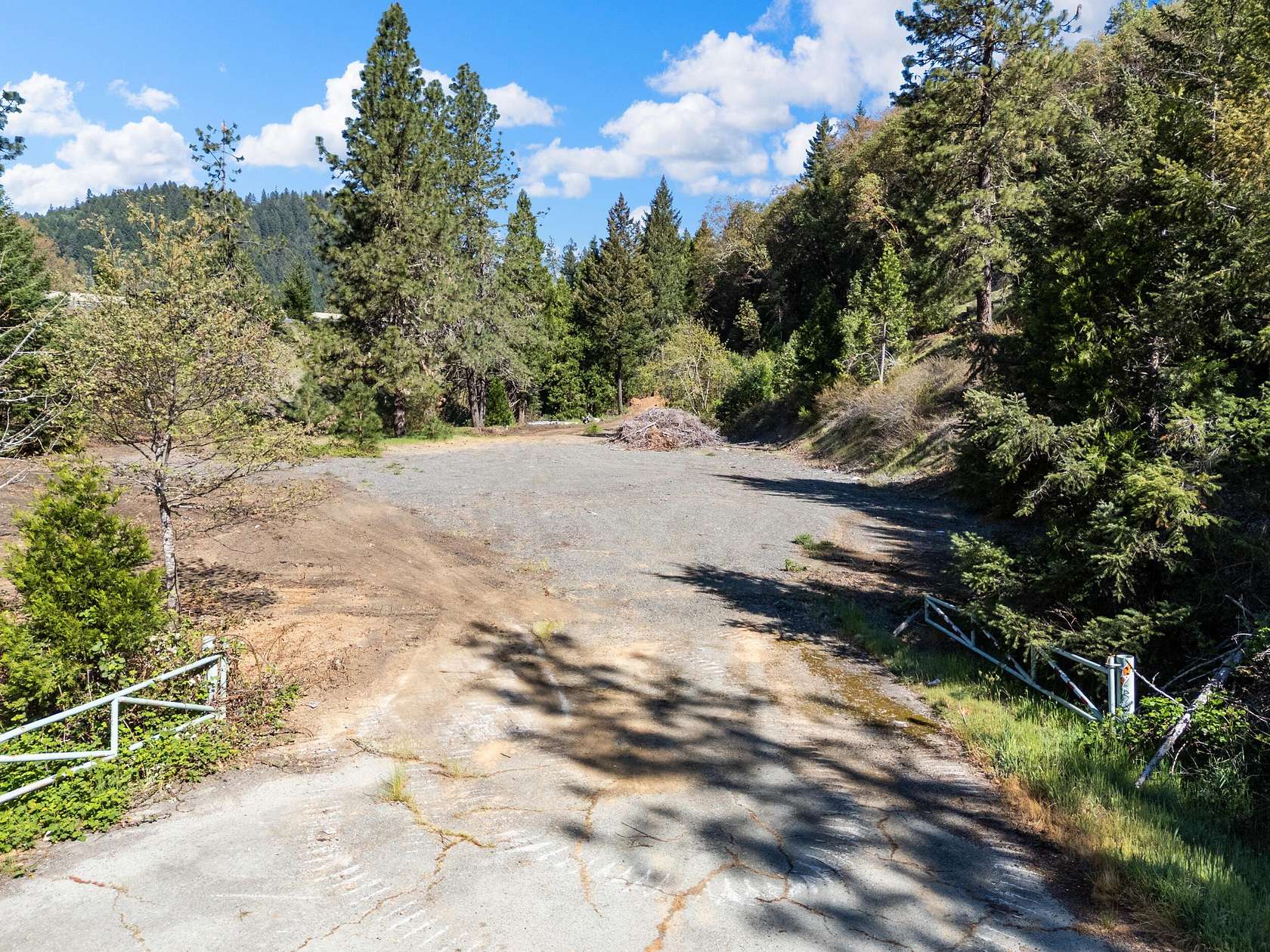 3.28 Acres of Commercial Land for Sale in Wolf Creek, Oregon