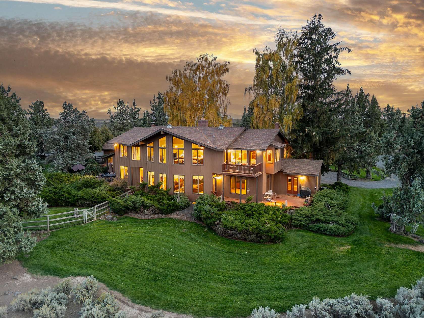 15.2 Acres of Land with Home for Sale in Redmond, Oregon