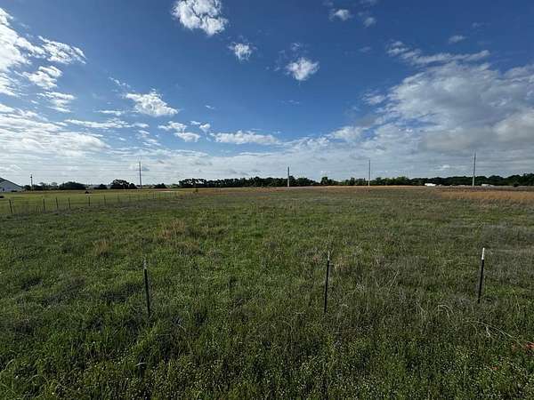 6 Acres of Residential Land for Sale in Wills Point, Texas