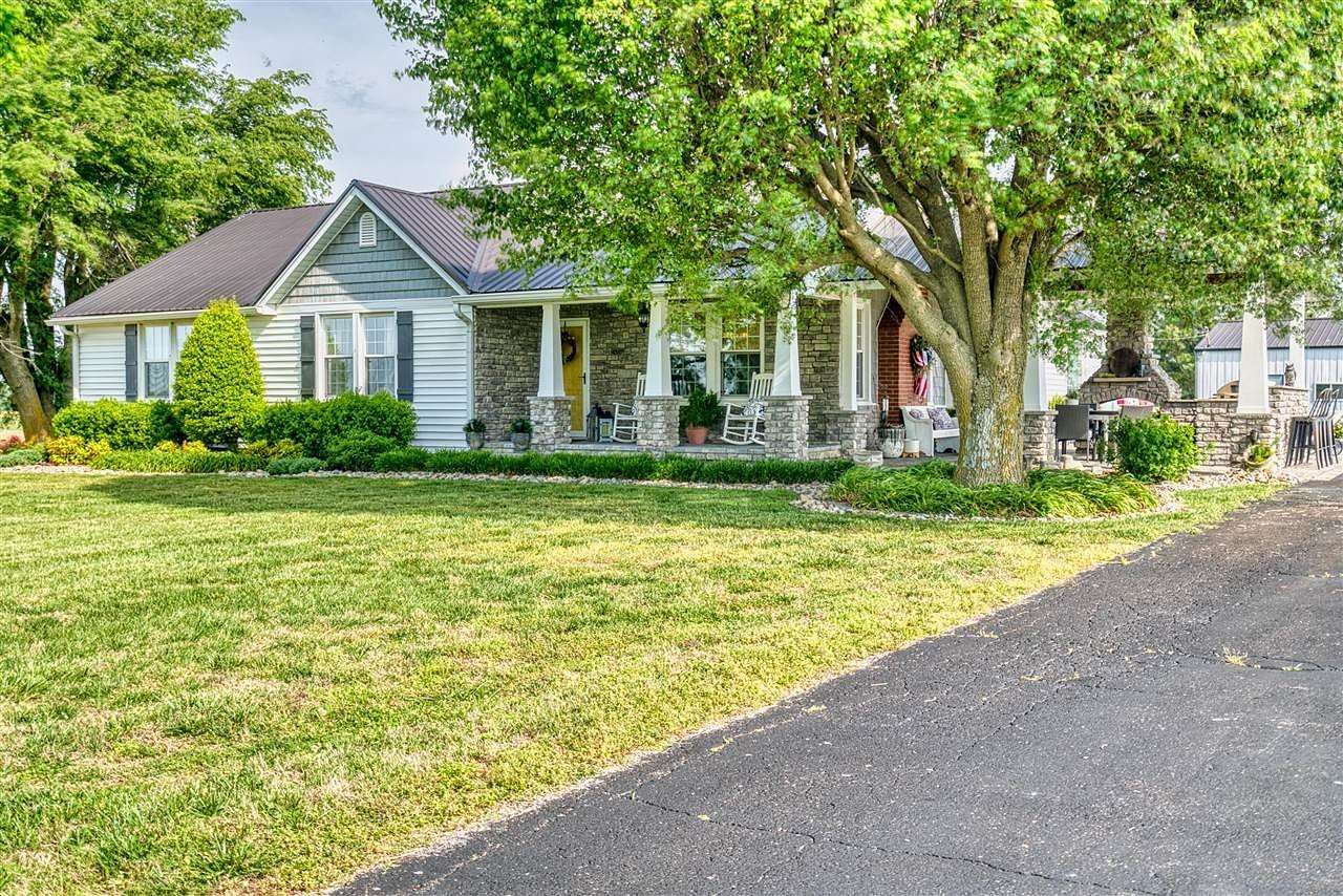 9 Acres of Land with Home for Sale in Franklin, Kentucky