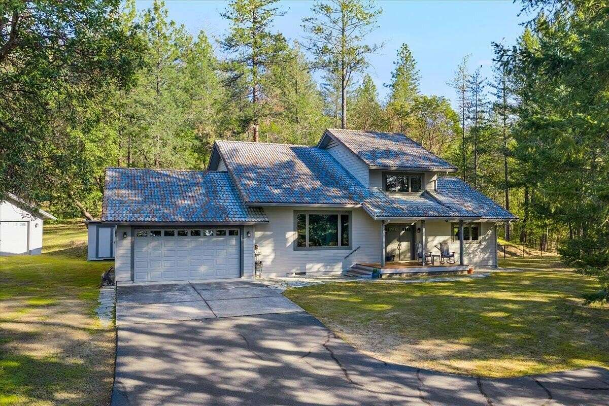 5.12 Acres of Land with Home for Sale in Central Point, Oregon