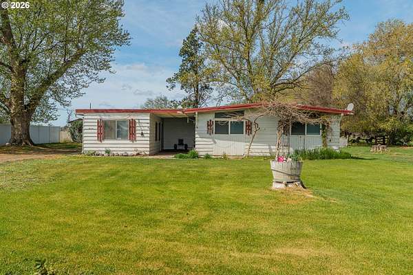 2 Acres of Land with Home for Sale in Hermiston, Oregon