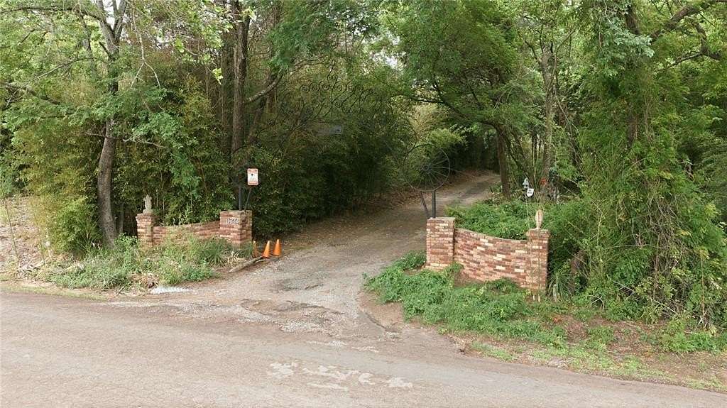 66.7 Acres of Land with Home for Sale in Malakoff, Texas