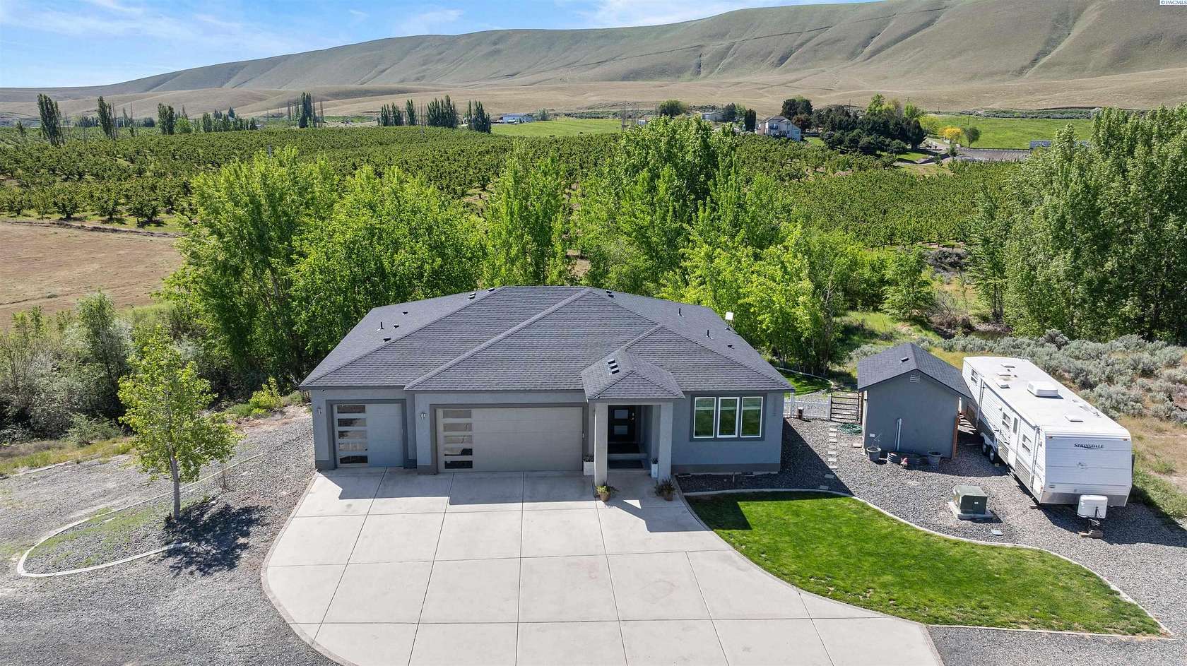 5 Acres of Land with Home for Sale in Benton City, Washington