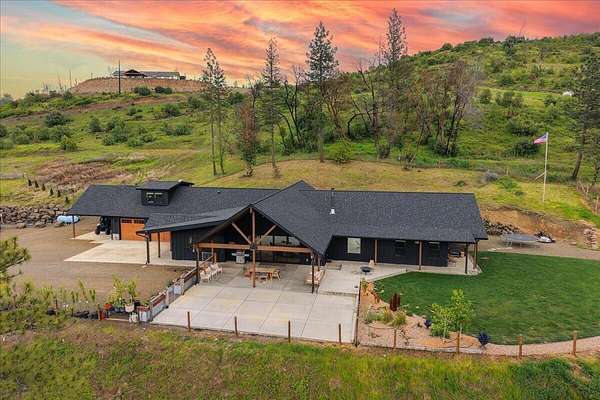 6.48 Acres of Land with Home for Sale in Eagle Point, Oregon