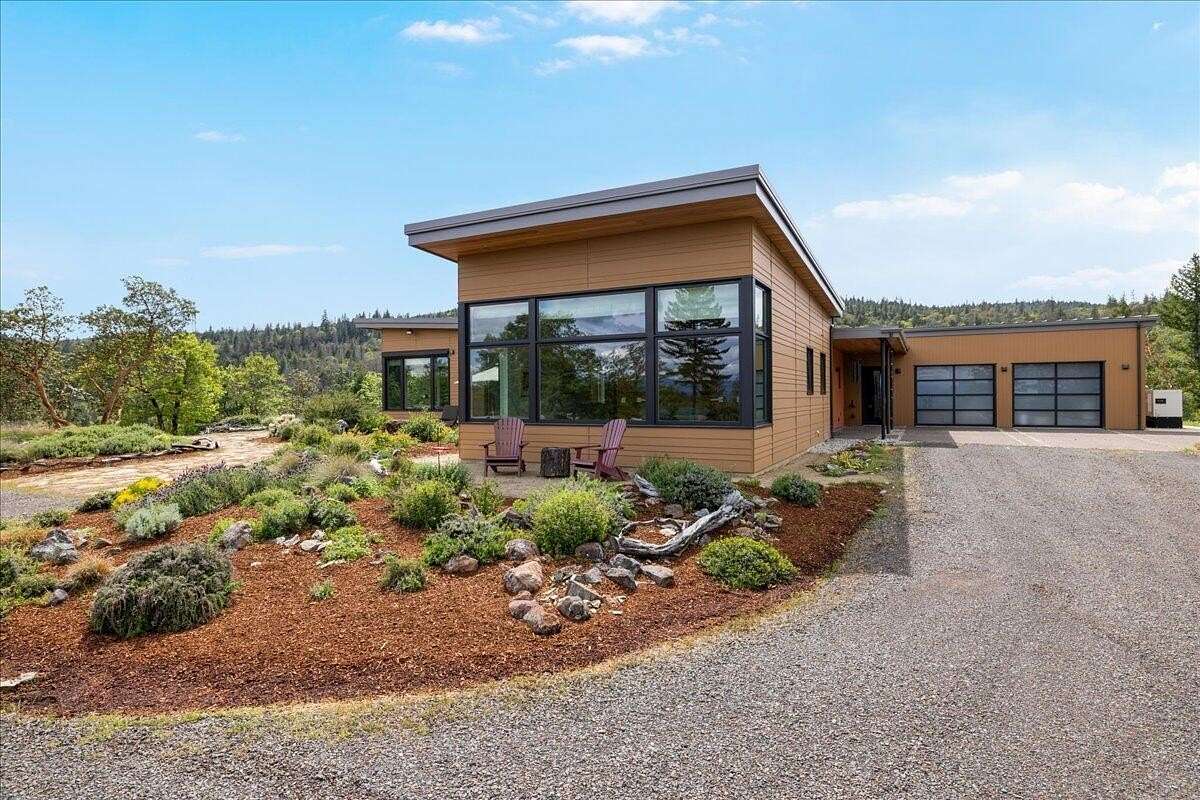 9.48 Acres of Land with Home for Sale in Jacksonville, Oregon