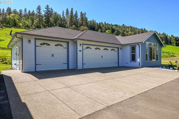 2 Acres of Land with Home for Sale in Roseburg, Oregon