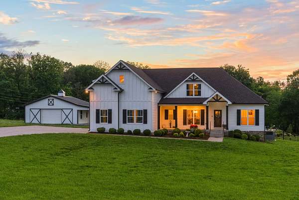 5 Acres of Land with Home for Sale in Greenbrier, Tennessee