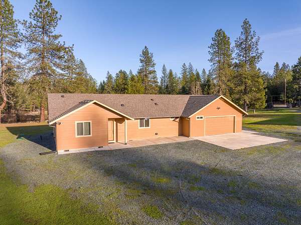 7.26 Acres of Land with Home for Sale in Grants Pass, Oregon