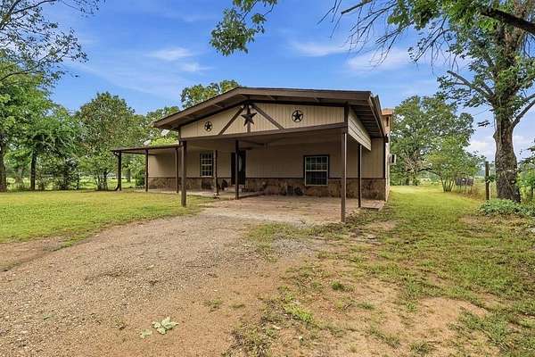 1.5 Acres of Land with Home for Sale in Mount Pleasant, Texas