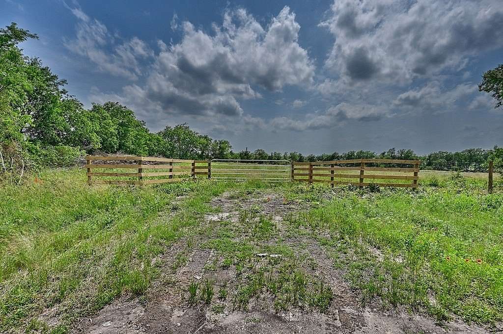 7 Acres of Land for Sale in Fayetteville, Texas