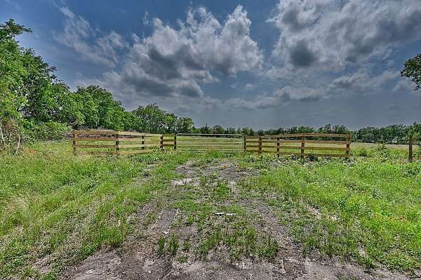 7 Acres of Land for Sale in Fayetteville, Texas