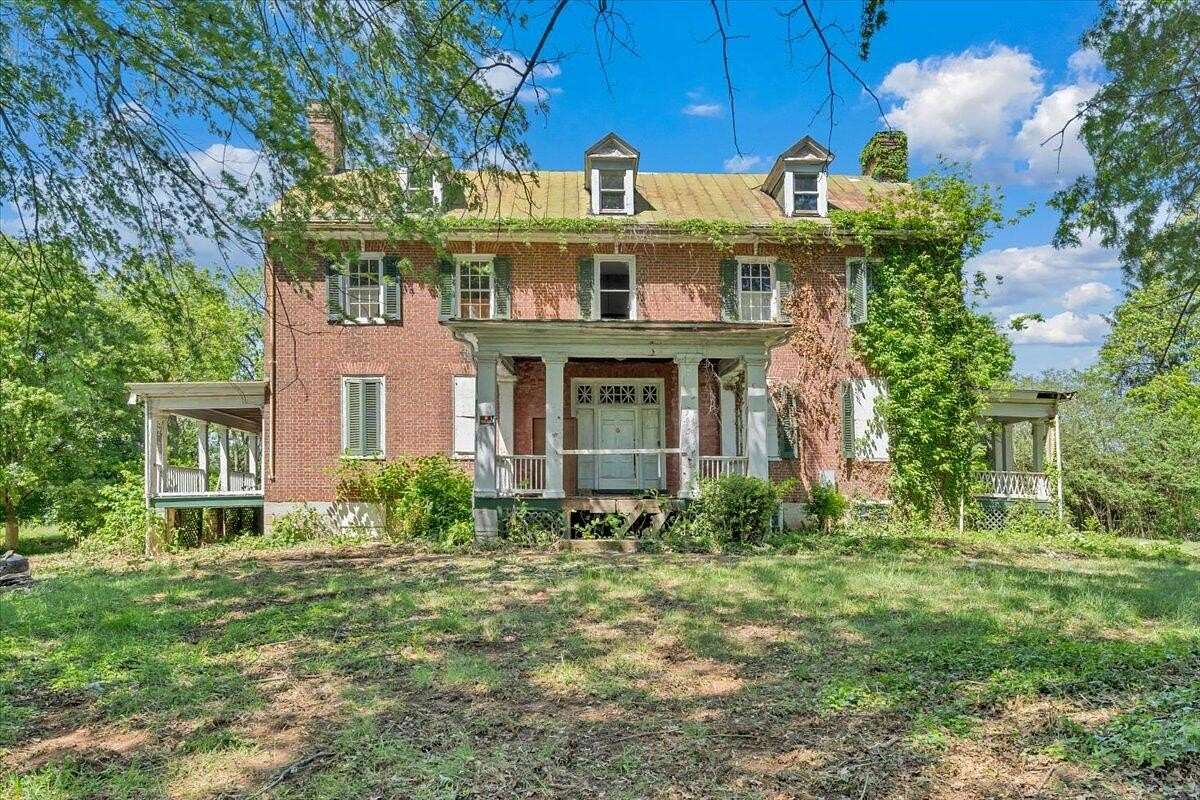 5.54 Acres of Land with Home for Sale in Roanoke, Virginia