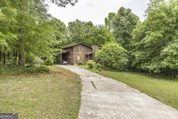 1.5 Acres of Land with Home for Sale in Warner Robins, Georgia