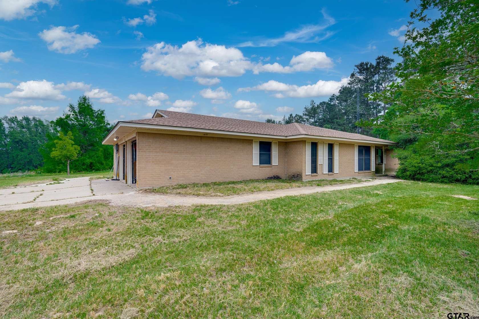 19.5 Acres of Land with Home for Sale in Palestine, Texas