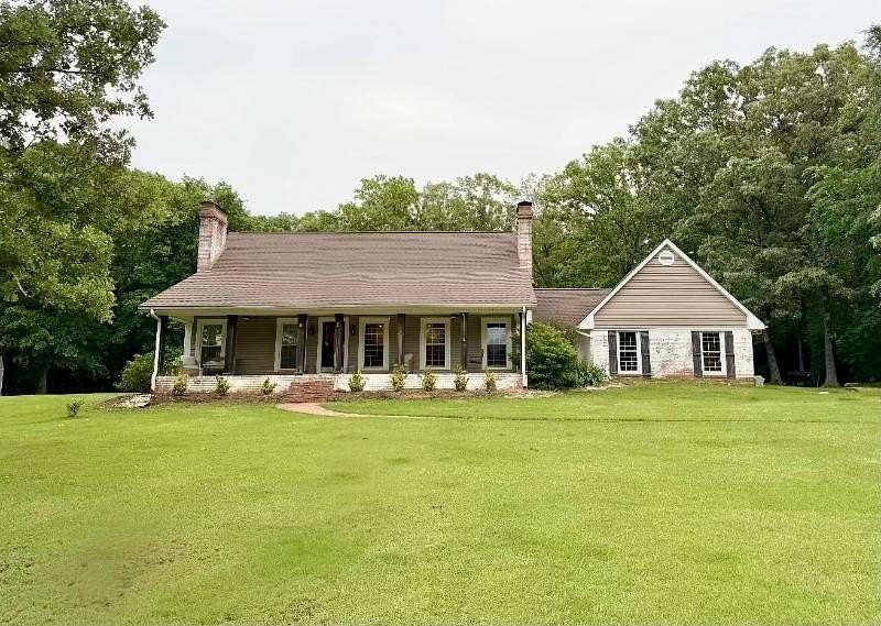2.6 Acres of Land with Home for Sale in Tupelo, Mississippi