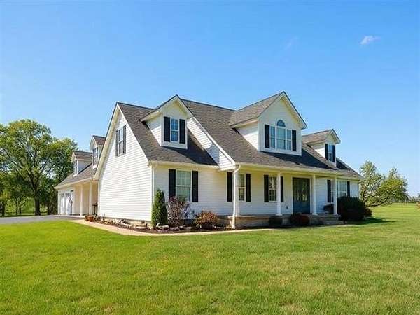 7.12 Acres of Land with Home for Sale in Bowling Green, Kentucky
