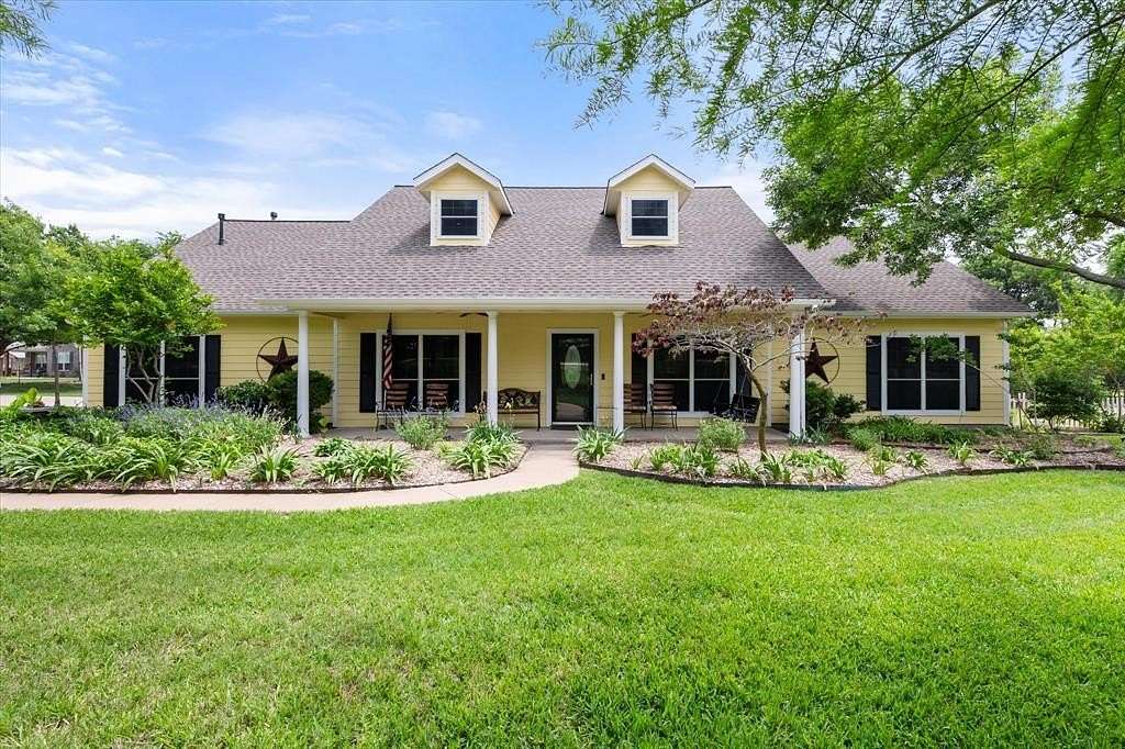 2.5 Acres of Land with Home for Sale in Mansfield, Texas