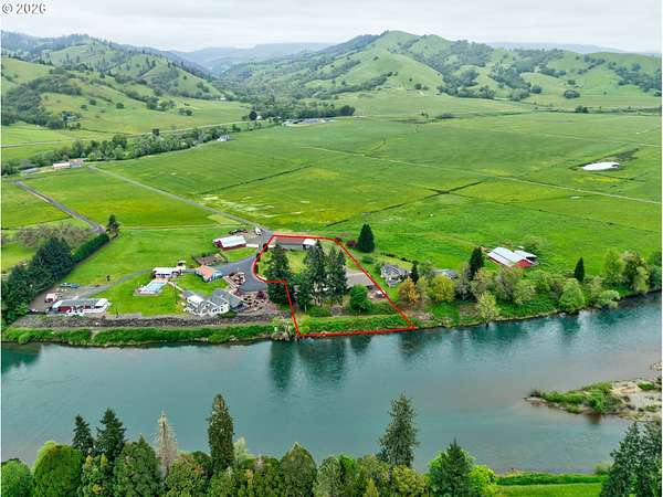 1.72 Acres of Land with Home for Sale in Roseburg, Oregon