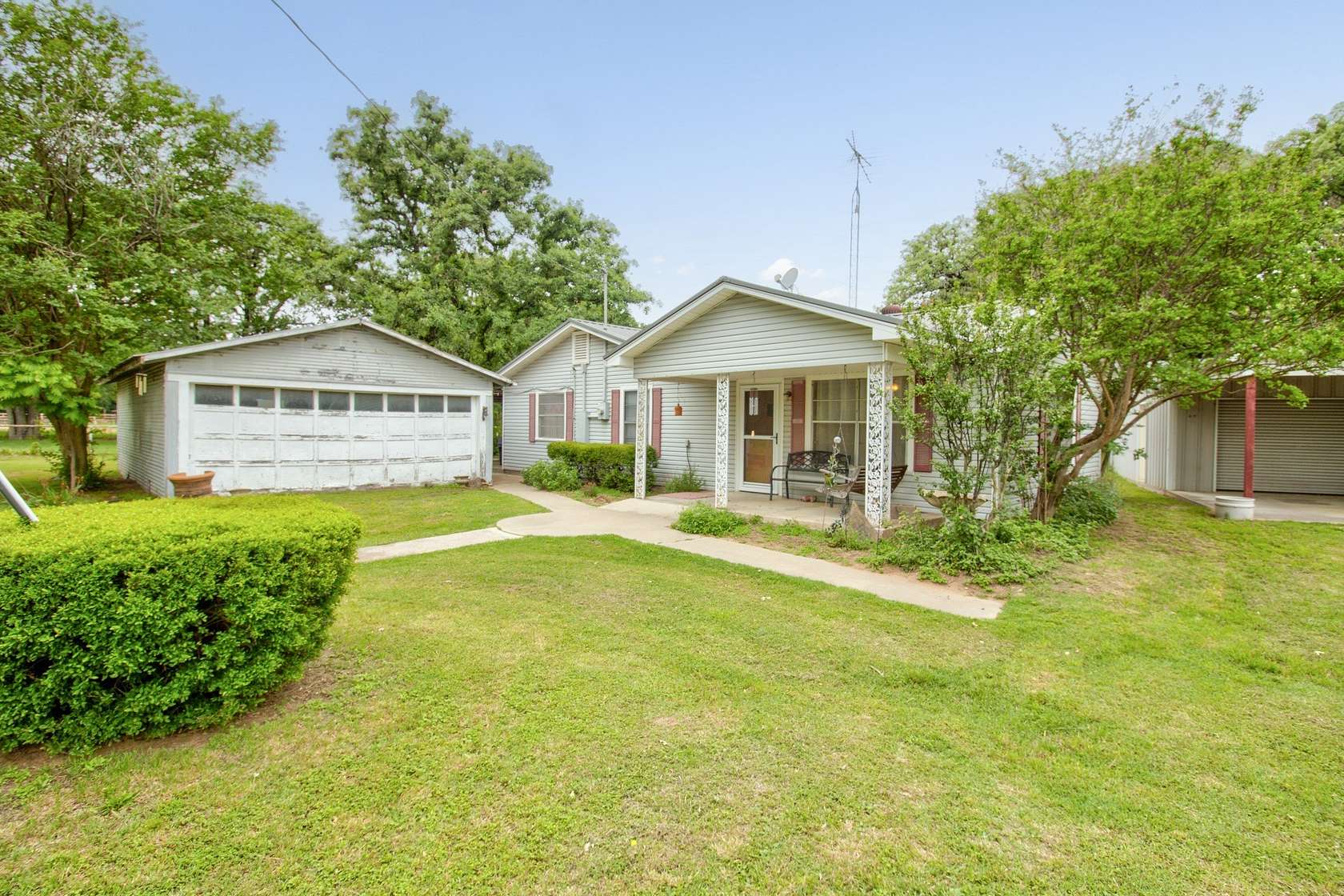 7.5 Acres of Land with Home for Sale in Whitesboro, Texas