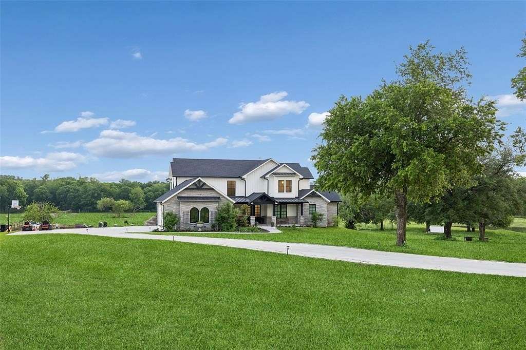 19 Acres of Land with Home for Sale in Fort Worth, Texas