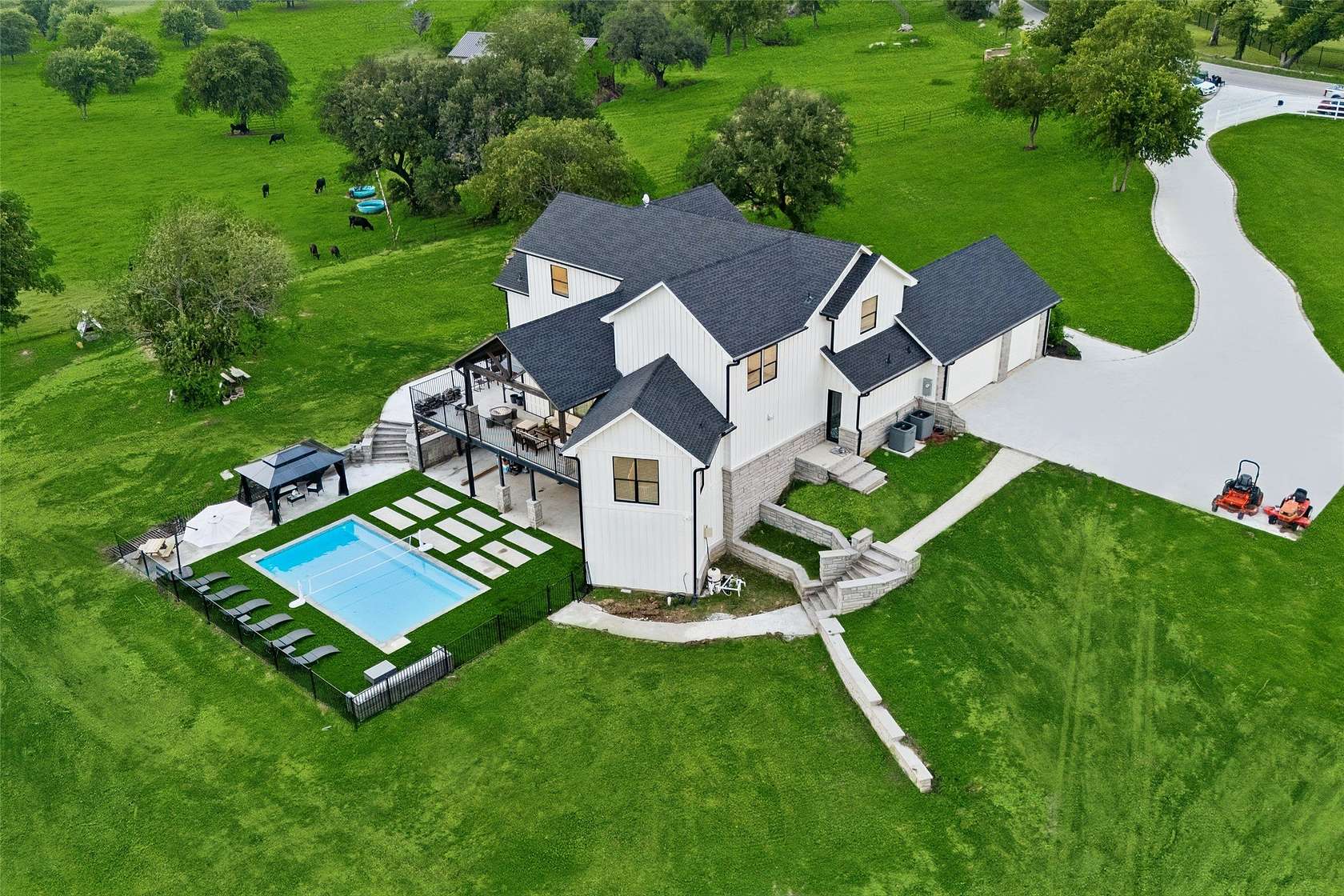 19 Acres of Land with Home for Sale in Fort Worth, Texas