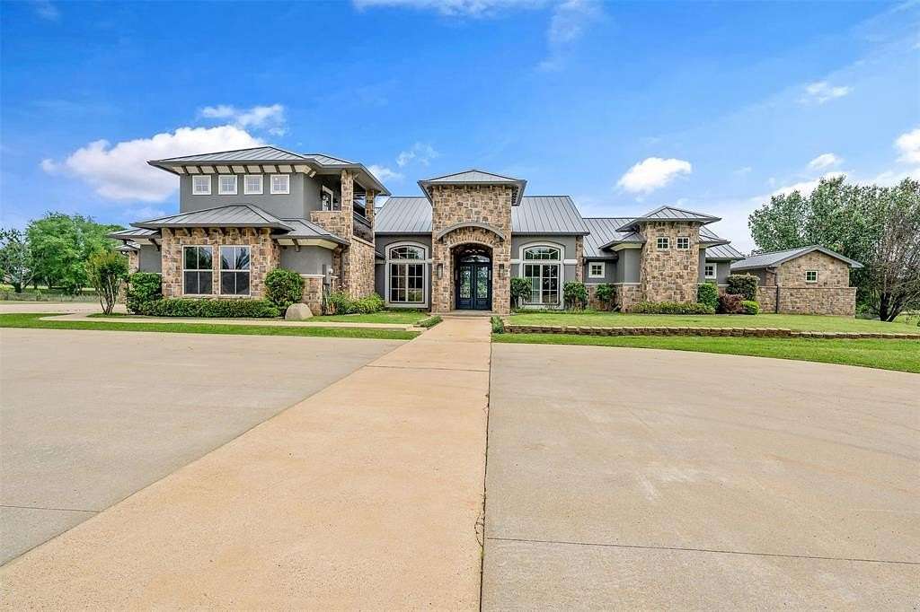 9 Acres of Land with Home for Sale in Flint, Texas