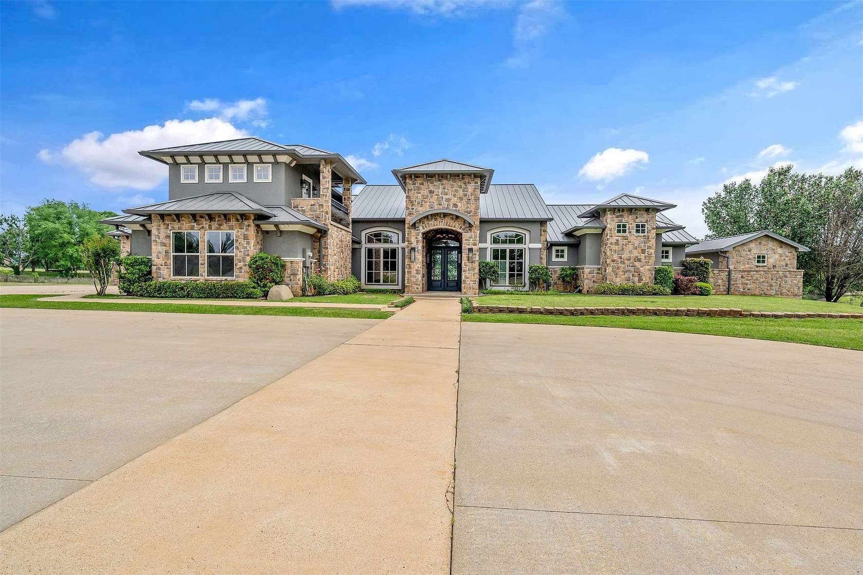 9 Acres of Land with Home for Sale in Flint, Texas