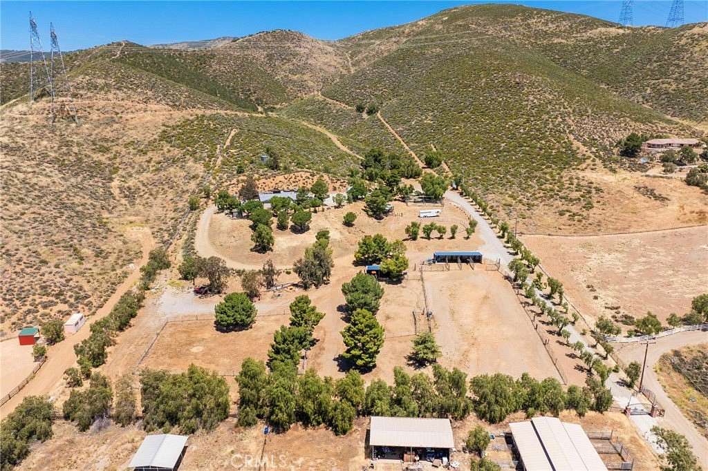 15.7 Acres of Land with Home for Sale in Agua Dulce, California