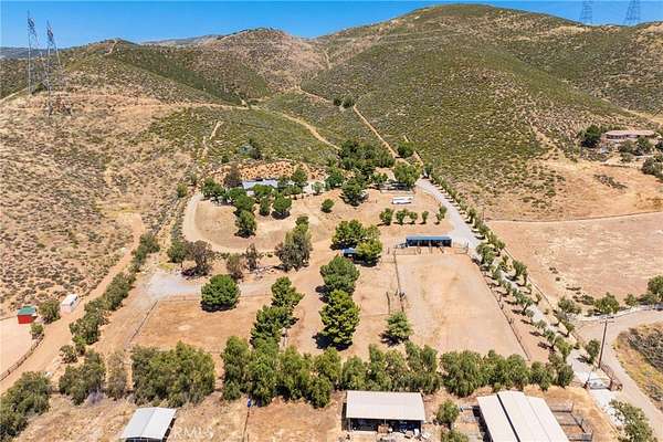 15.7 Acres of Land with Home for Sale in Agua Dulce, California