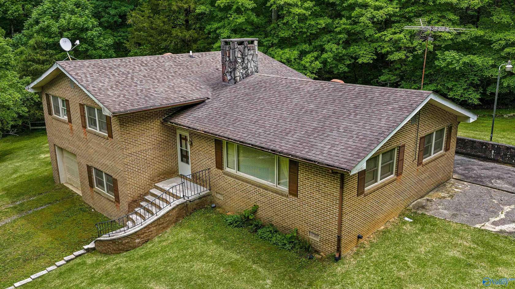 28 Acres of Land with Home for Sale in Fort Payne, Alabama