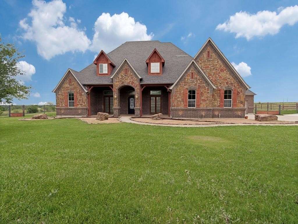 2 Acres of Land with Home for Sale in Fort Worth, Texas