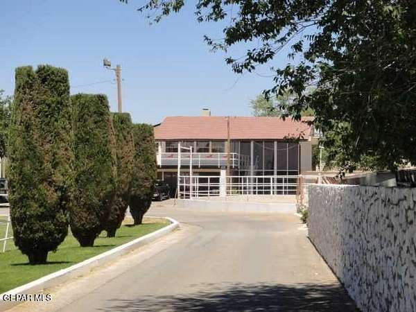 13.5 Acres of Land with Home for Lease in El Paso, Texas