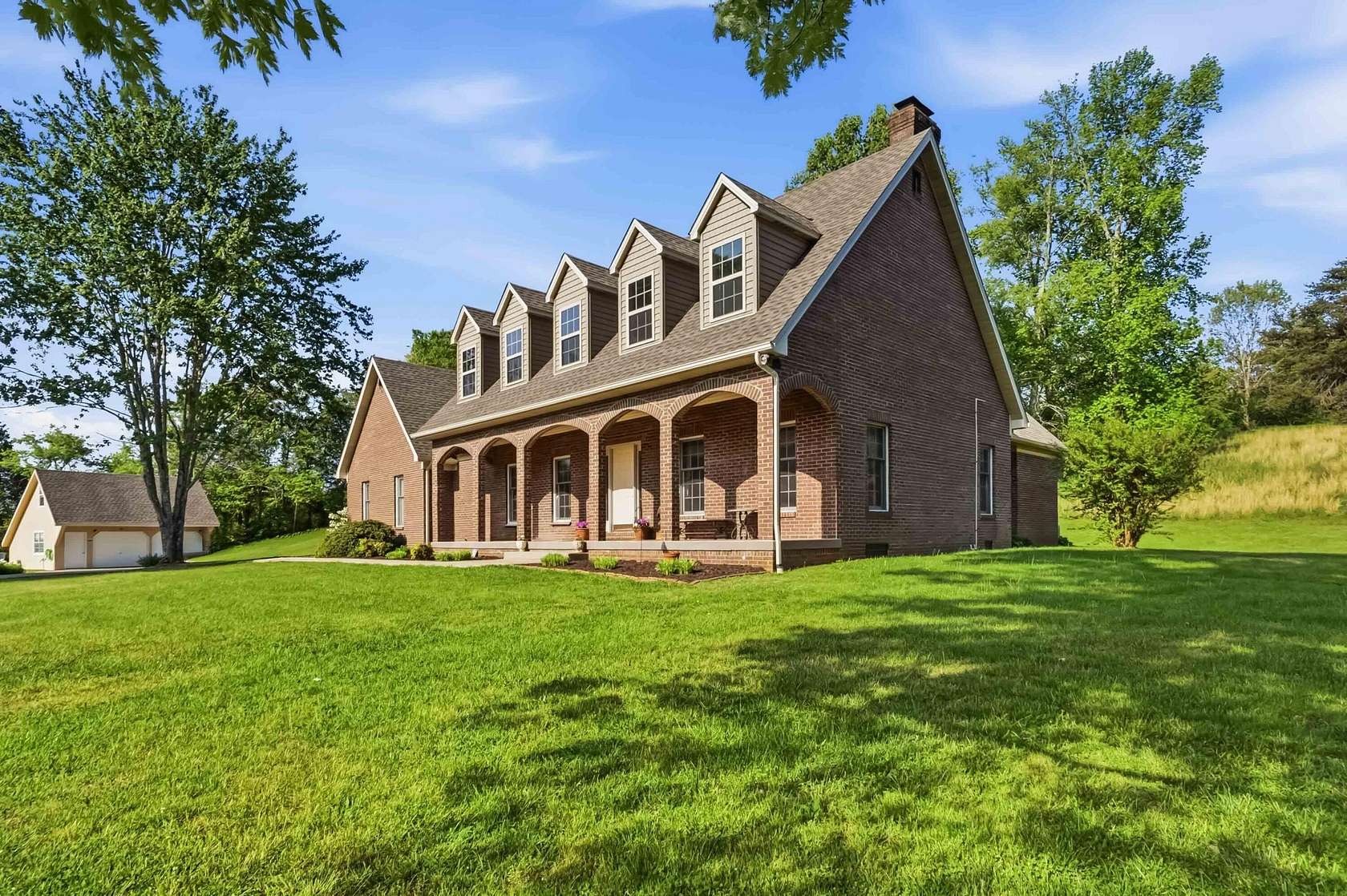 13.9 Acres of Recreational Land with Home for Sale in Somerset, Kentucky