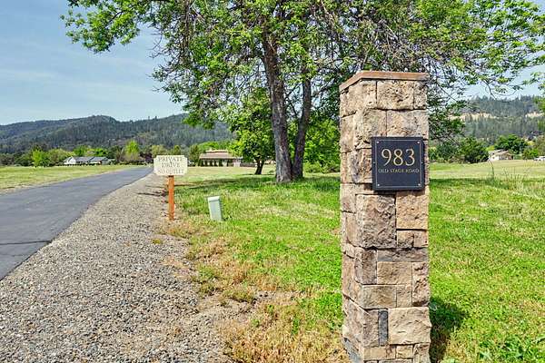 6.39 Acres of Land with Home for Sale in Medford, Oregon
