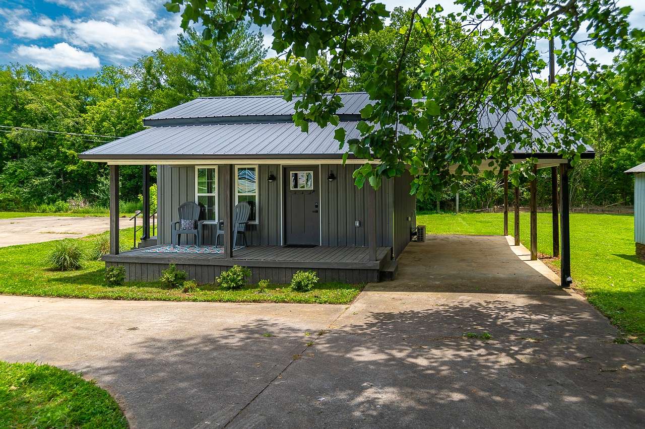 1.5 Acres of Land with Home for Sale in Fayetteville, Tennessee