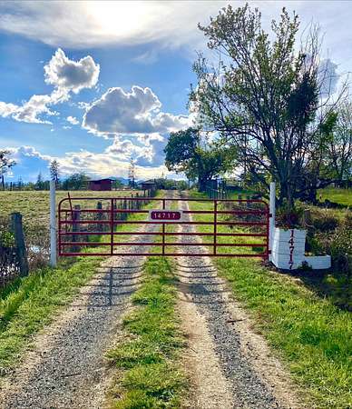 17 Acres of Land with Home for Sale in Eagle Point, Oregon