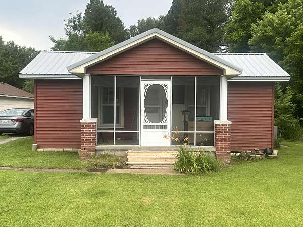 1.65 Acres of Land with Home for Sale in Paducah, Kentucky