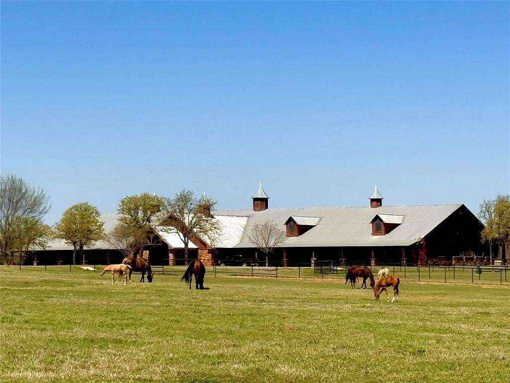 132 Acres of Land with Home for Sale in Whitesboro, Texas