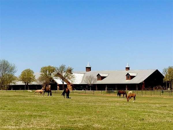 132 Acres of Land with Home for Sale in Whitesboro, Texas