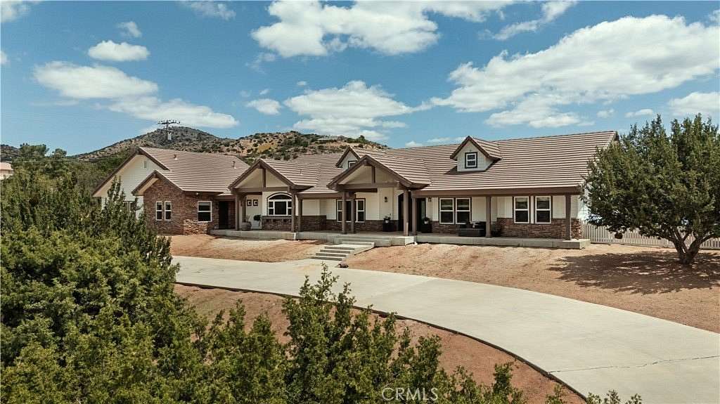 3.17 Acres of Land with Home for Sale in Agua Dulce, California