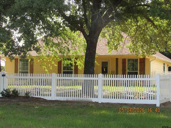 5.29 Acres of Land with Home for Sale in Jacksonville, Texas