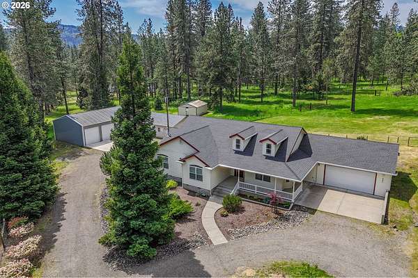 2.49 Acres of Land with Home for Sale in Roseburg, Oregon