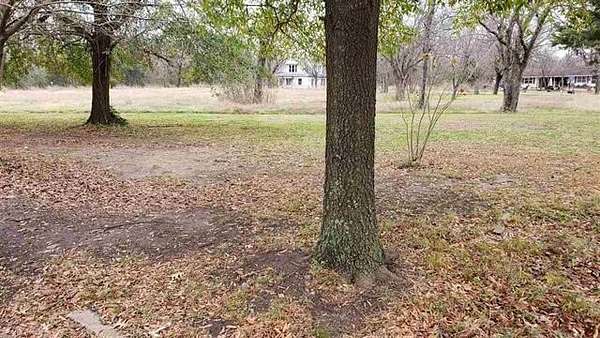 1.25 Acres of Land for Sale in Paris, Texas