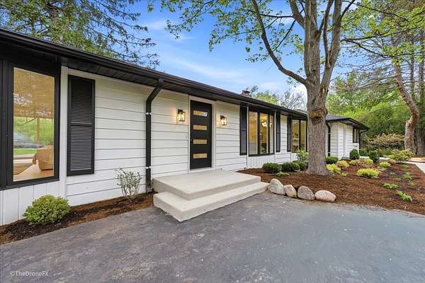 1.87 Acres of Land with Home for Sale in Riverwoods, Illinois