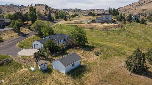 2 Acres of Land with Home for Sale in Klamath Falls, Oregon