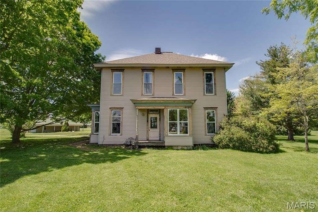 5 Acres of Land with Home for Sale in Modesto, Illinois