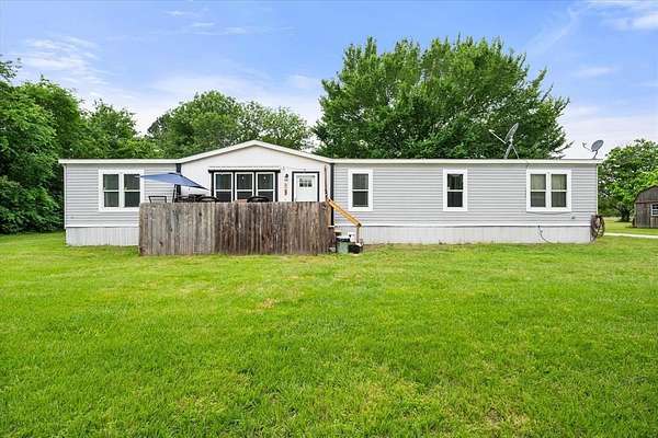 2.5 Acres of Land with Home for Sale in Corsicana, Texas