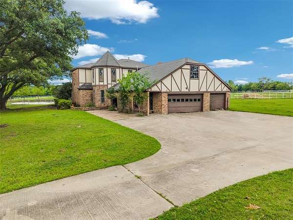 10.6 Acres of Agricultural Land for Sale in Sunnyvale, Texas